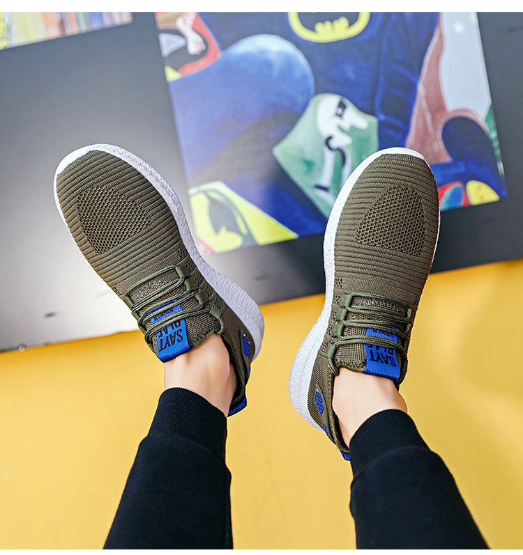 Detaljebillede af åndbar overdel på unisex sportssneakers, der viser letvægtsdesign og snørebånd for sikker pasform.
