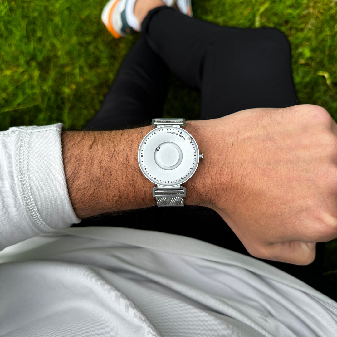 Stilrent magnetisk kugleur med sort urskive og mesh armbånd. Perfekt som moderne unisex armbåndsur.