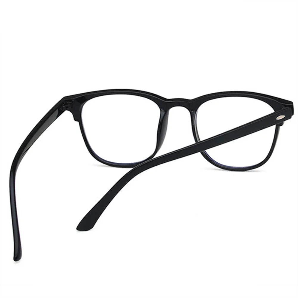Unisex styrkebriller i matsort plast. Perfekte hverdagsbriller mod nærsynethed, elegant design.