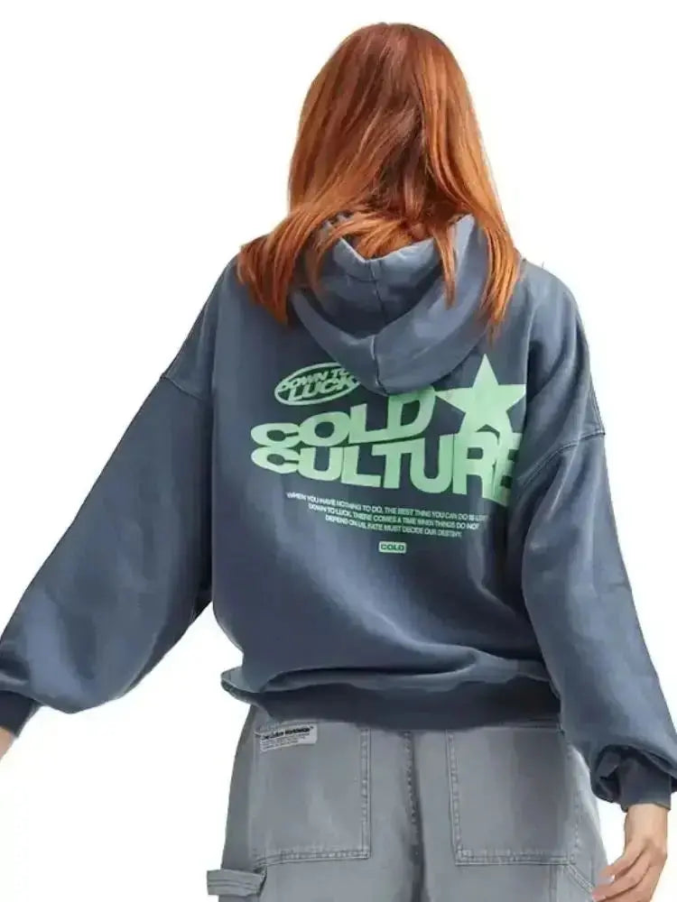 Unisex oversized hættetrøje i blød, varm kvalitet. Perfekt til afslappet stil og hverdagskomfort.