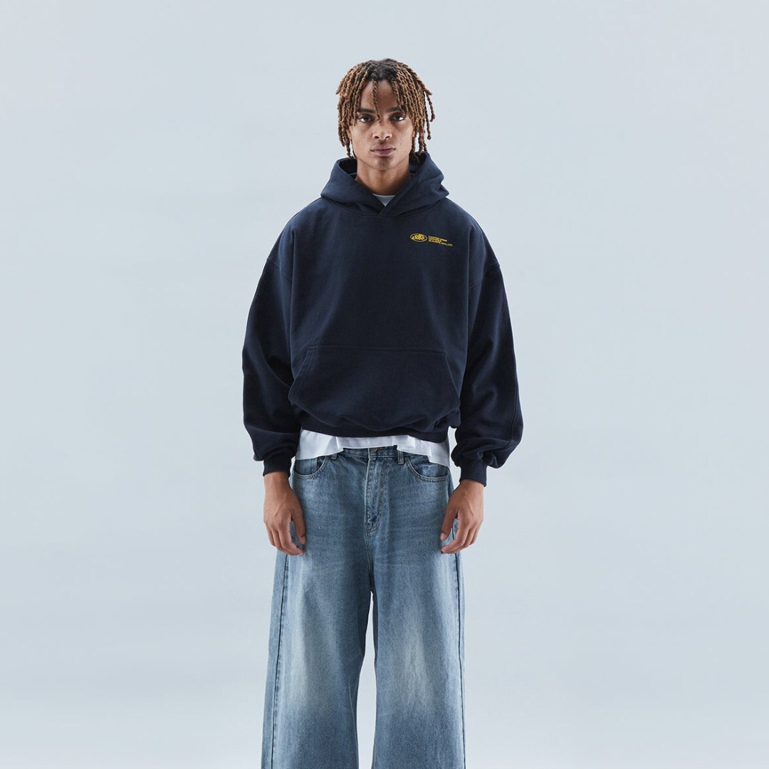 Moderne oversized hoodie med statement 'With Love'-print, ideel til afslappet mode og hverdagsbrug.