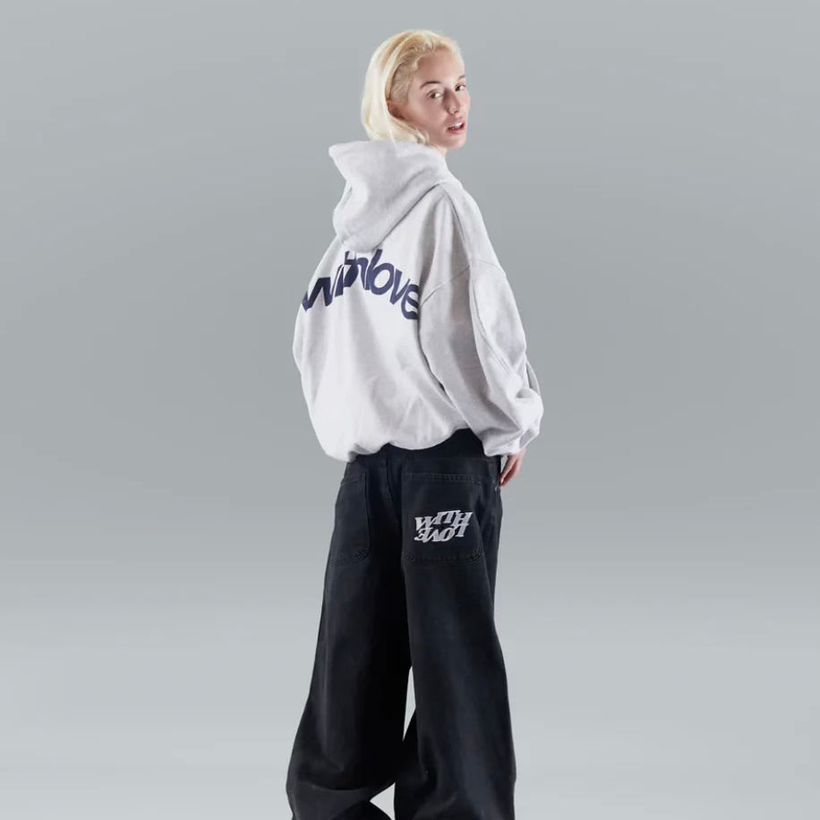 Afslappet sort oversized hoodie med hvidt 'With Love'-print, udstråler hygge og moderne stil.