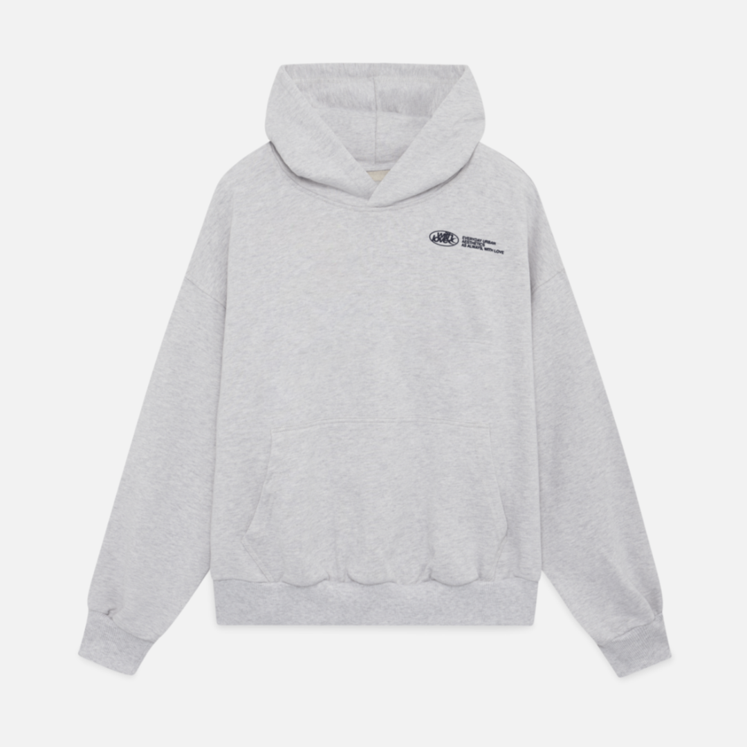 Nærbillede af den bløde oversized hættetrøje med det detaljerede 'With Love'-print på brystet.