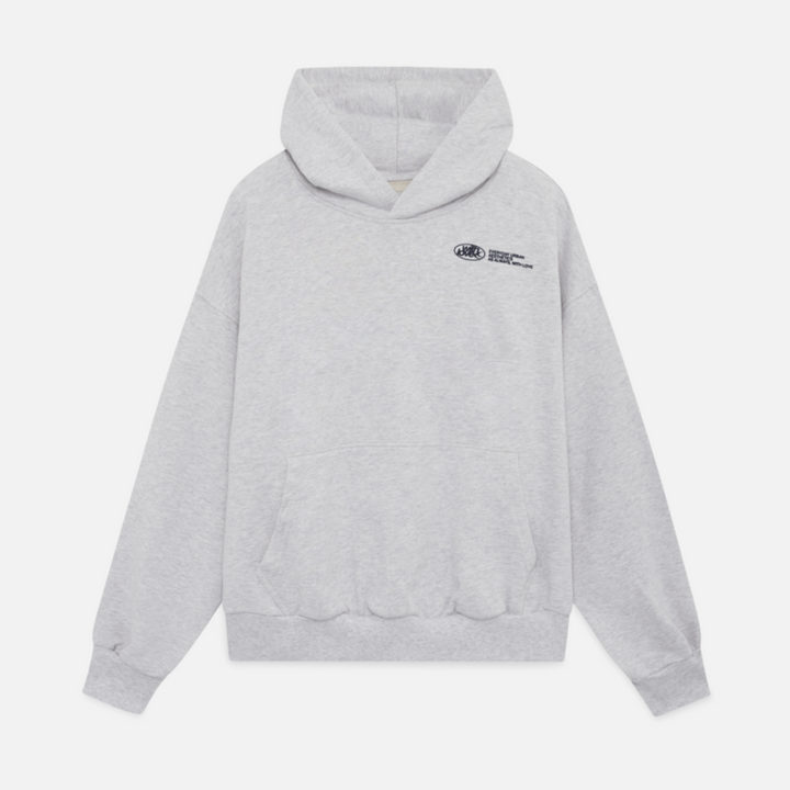 Nærbillede af den bløde oversized hættetrøje med det detaljerede 'With Love'-print på brystet.