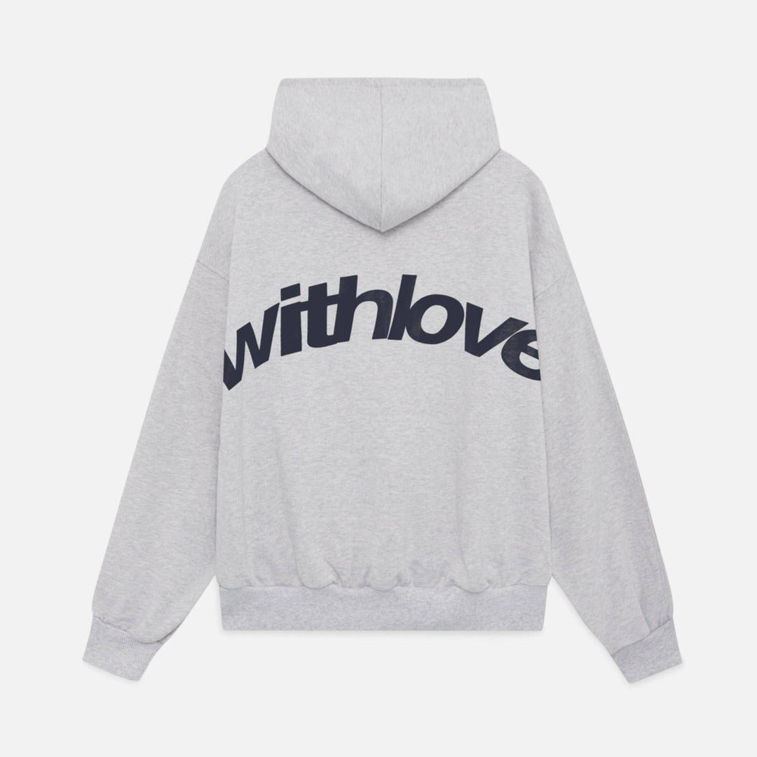 Model i komfortabel unisex oversized hoodie med sødt 'With Love'-print, trendy og alsidig.