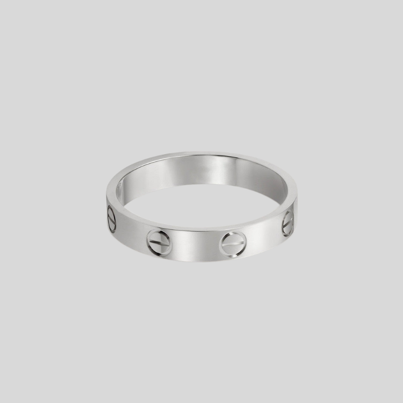 Nærbillede af en 3mm unisex sølv ring båret på fingeren. Elegant, minimalistisk smykke til enhver anledning.