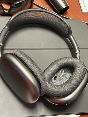 Elegante trådløse over-ear hovedtelefoner med avanceret støjreduktion til klar lyd. Perfekt til arbejde og afslapning.
