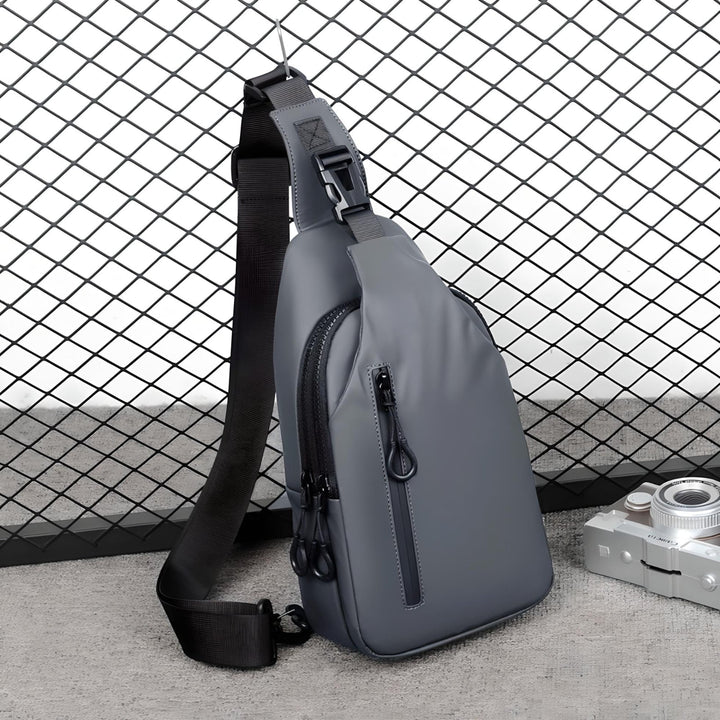 Vandtæt skuldertaske unisex med flere rum & USB opladning. Vist fra forskellige vinkler.
