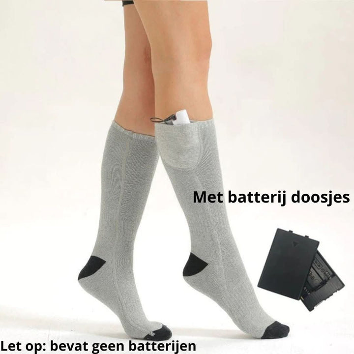 Person iført unisex varmesokker, nyder komfort og varme selv under de koldeste vinterforhold.