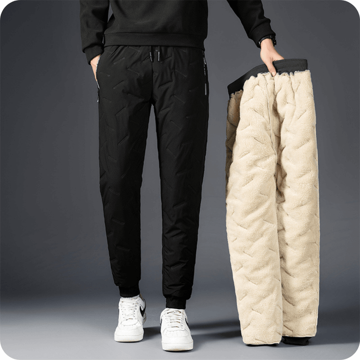 Del af vintertøj kollektion. Unisex forede fleecebukser designet til optimal varme og stil.