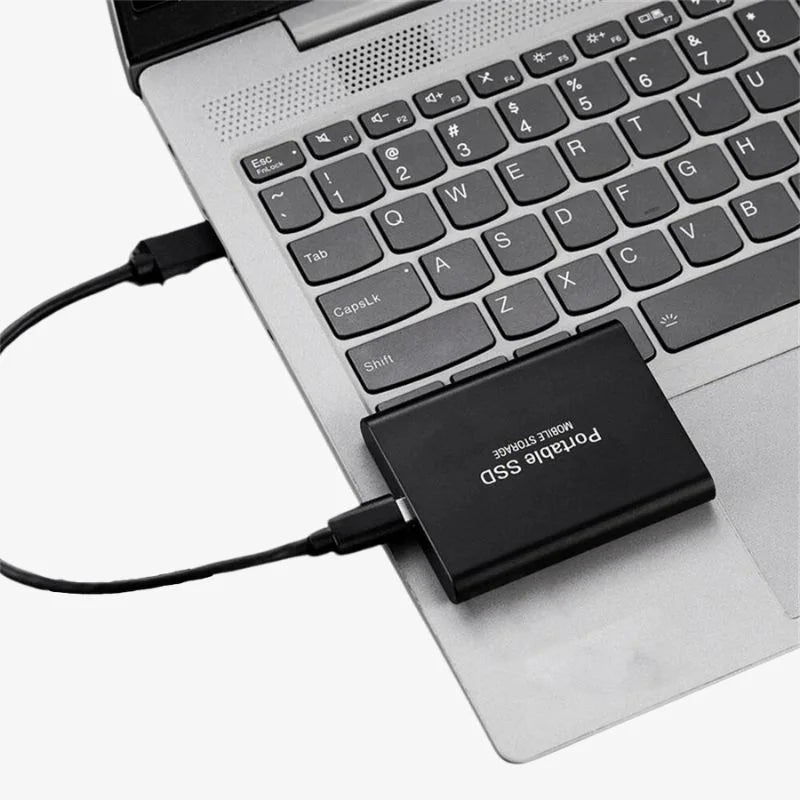 Kompakt ekstern SSD harddisk for omfattende hukommelse. Elegant design til bærbar datalagring.