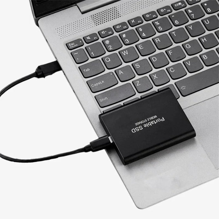 Kompakt ekstern SSD harddisk for omfattende hukommelse. Elegant design til bærbar datalagring.