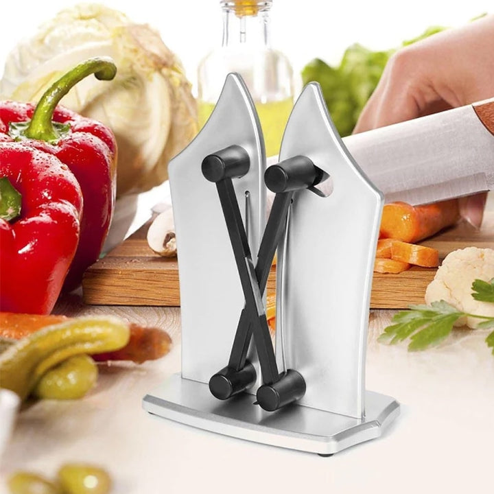 Få knivskarpe køkkenknive med denne ergonomiske knivsliber. Nem og hurtig knivskærpning af dit køkkenudstyr.