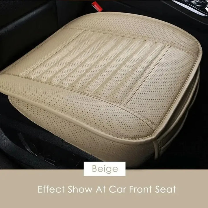 Slidstærkt beige bilsædebeskytter i PU-læder. Skridsikker, komfortabel og velegnet til alle årstider i bilen.