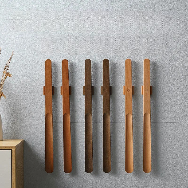 Væghængt magnetisk skohorn i træ til entré. Elegant og funktionelt design, der sparer plads.