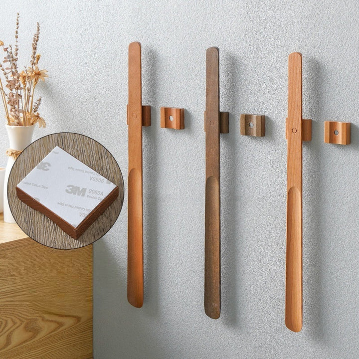 Elegant træskohorn med magnetisk vægbeslag. Optimer din entré med smart opbevaring og design.