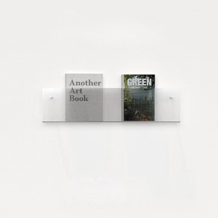 HOLGER vægmonteret magasinholder. Smart akryl design for moderne boligindretning og organiseret kontor.