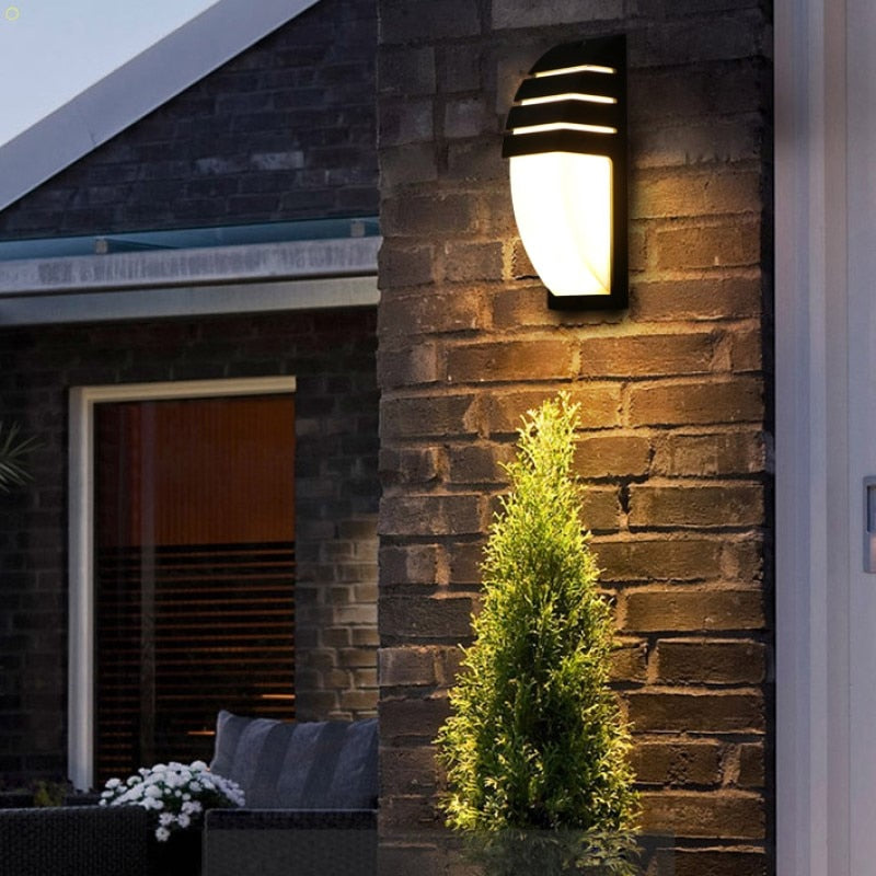 Energieffektiv LED havebelysning med radar bevægelsessensor, ideel til terrasse og indkørsel.