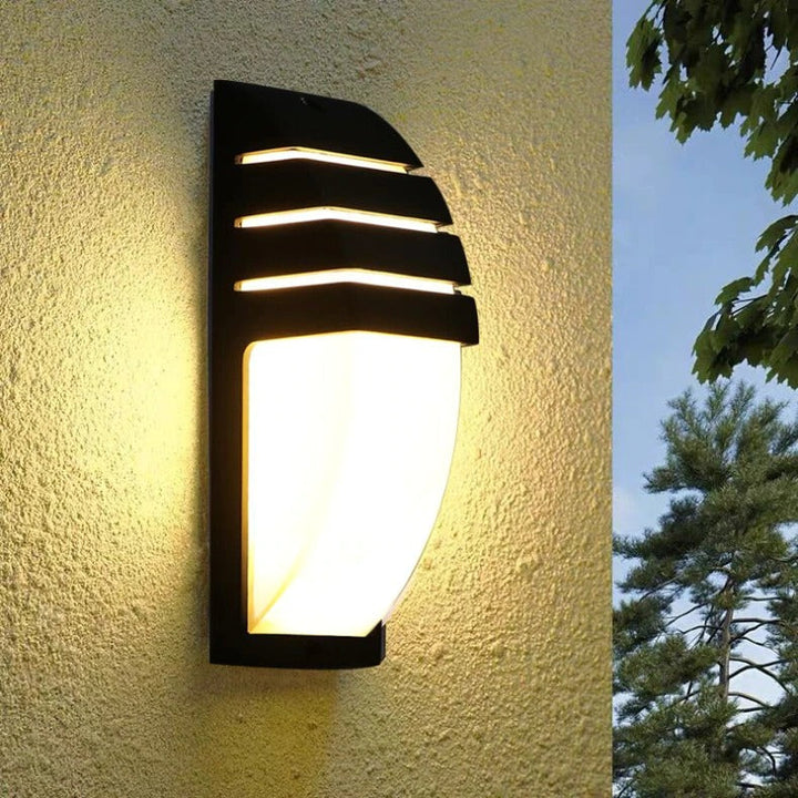 Pålidelig vandtæt LED sikkerhedslampe med radar sensor, forbedrer tryghed og udsyn omkring huset.