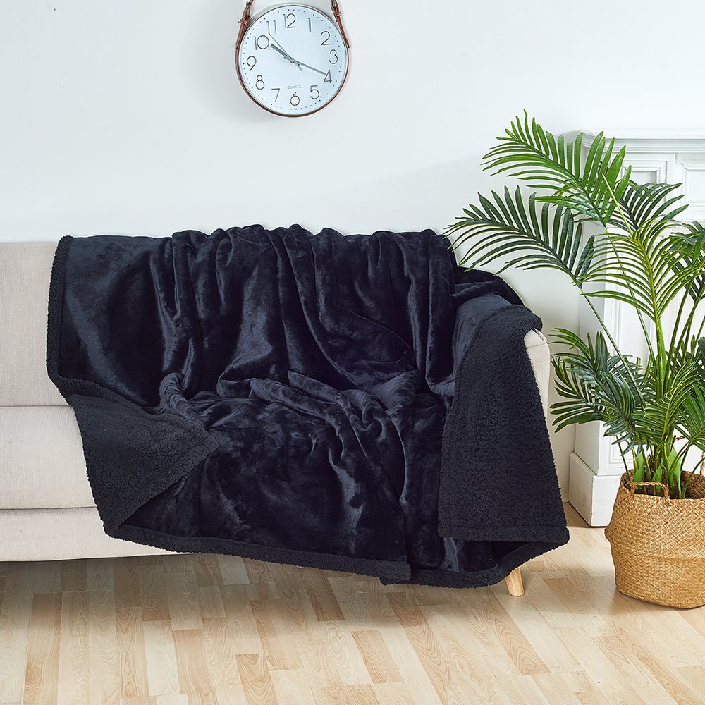 Nem rengøring med dette vandtætte tæppe til hjemmet. Perfekt spildbeskyttelse på seng & sofa.
