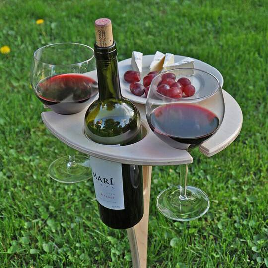 Variabelt trævinbord, ideelt til picnics, med plads til vinflaske, 2 glas og tallerkener i haven.