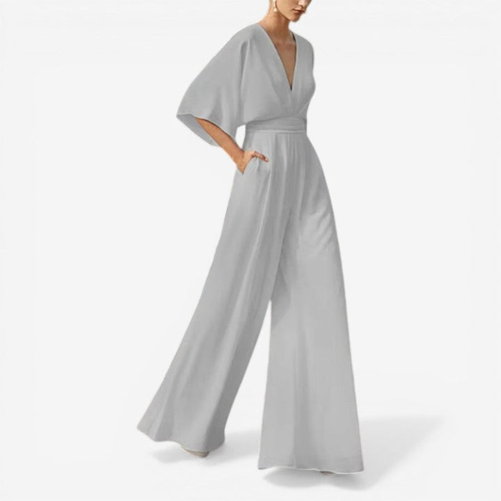 Komfortabel dame jumpsuit i ensfarvet design med V-hals og korte ærmer, ideel til sommer.