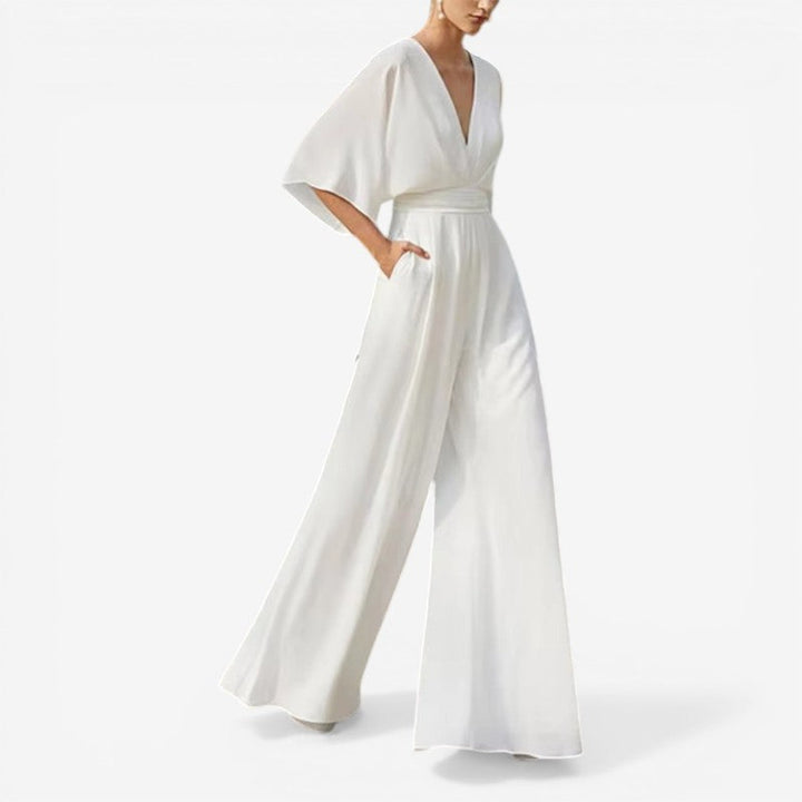 Ensfarvet dame jumpsuit med V-hals og løs pasform, en must-have for hverdagsstil.