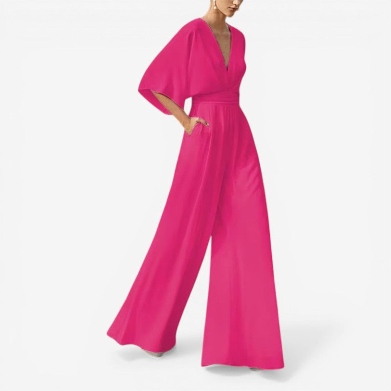 Komfortabel kortærmet dame jumpsuit med elegant V-hals og trendy løs pasform.
