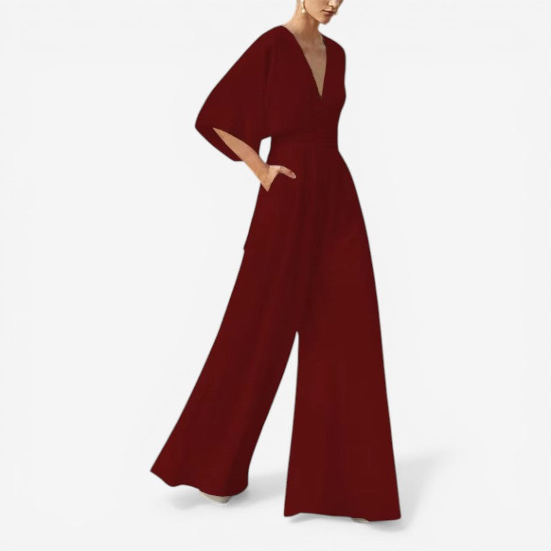 Stilfuld V-hals dame jumpsuit med løs pasform, perfekt til casual sommer outfits.