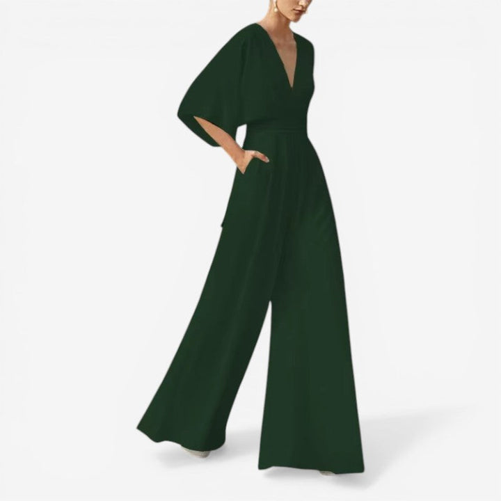 Elegant dame jumpsuit med løs pasform, V-hals og korte ærmer for et afslappet sommerlook.