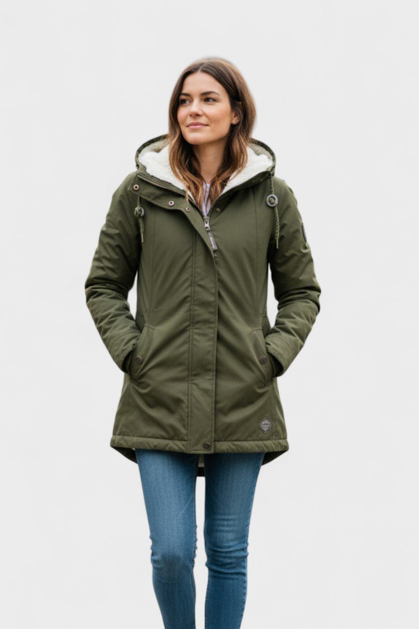 Varm, foret vinterjakke til kvinder. Elegant nordisk stil, ideel til koldt vintertøj.