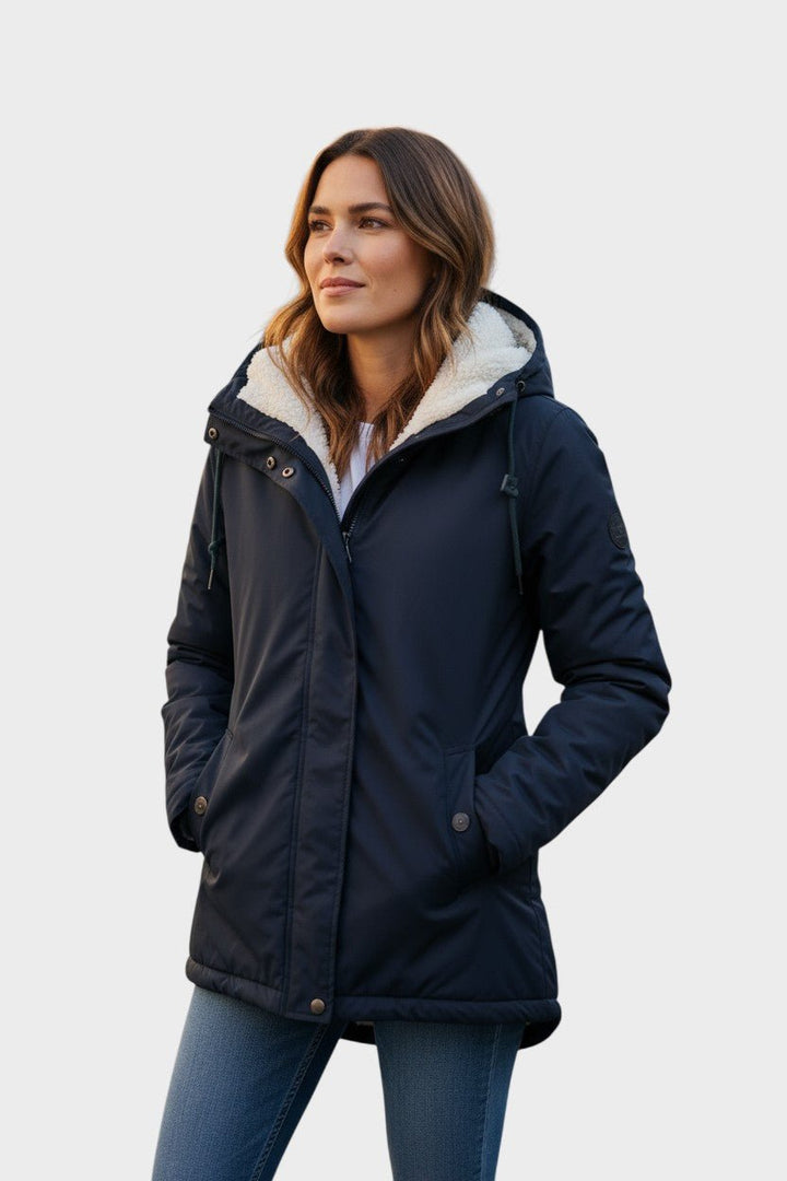 Elegant foret damevinterjakke med høj krave. Varmt vintertøj til kvinder i nordisk stil.