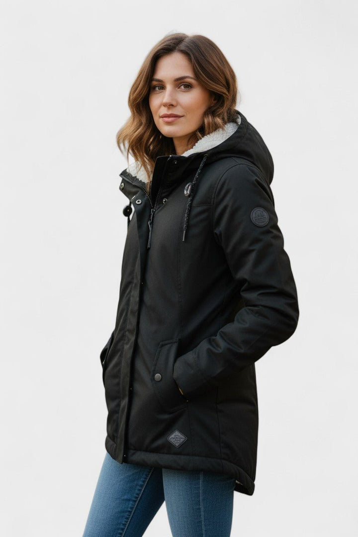 Model bærer en varm, elegant foret vinterjakke til kvinder, perfekt til outdoor.