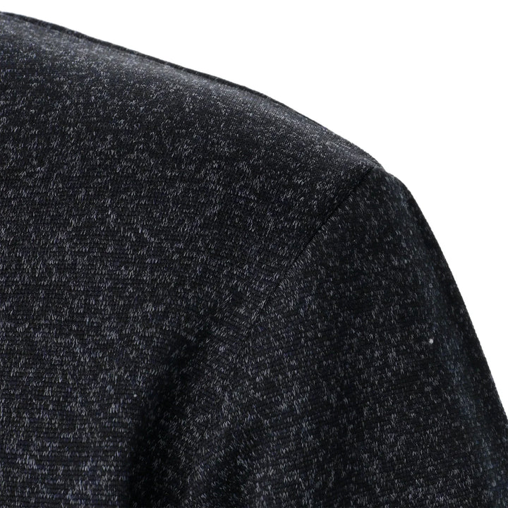 Blød og varm langærmet herre sweater i strik, ideel til vintertøj.