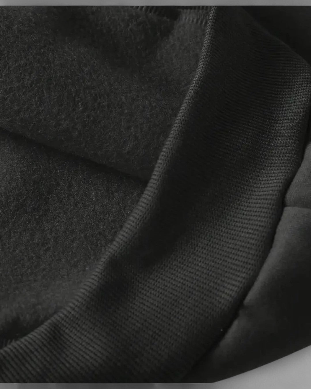 Holdbar unisex hættetrøje i tidløst design med varmt fleecefor, perfekt til enhver lejlighed.