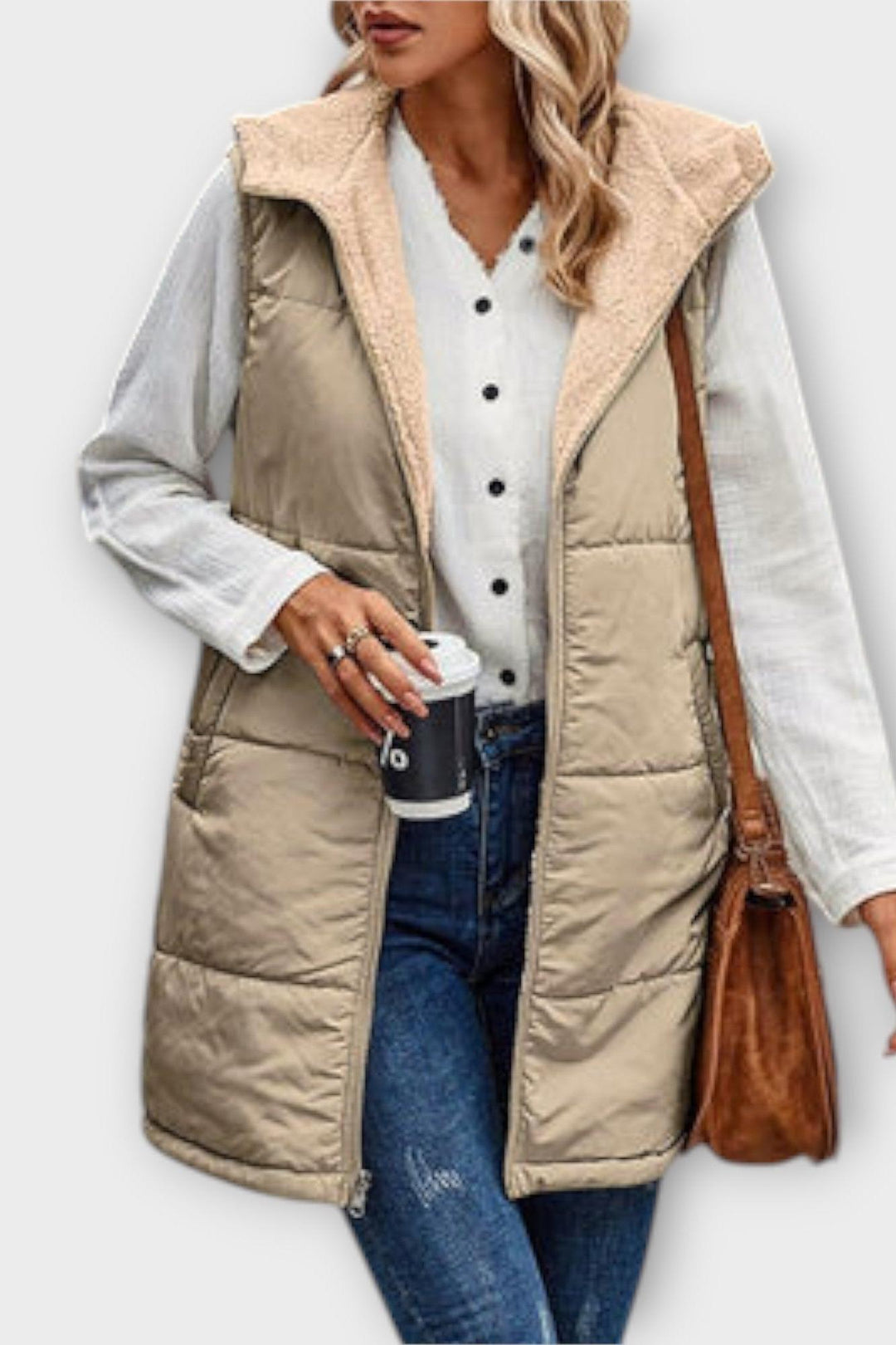 Kvindelig model iført stilfuld vendbar bodywarmer, viser quiltet og fleece sider for et moderne lagpålag look.