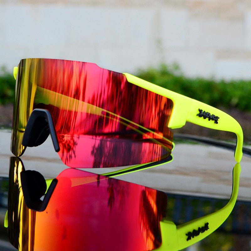 Spejlreflekterende cykelsolbriller til sport, UV-beskyttelse, aerodynamiske, klart syn, reflekterende glas, sideansigt.
