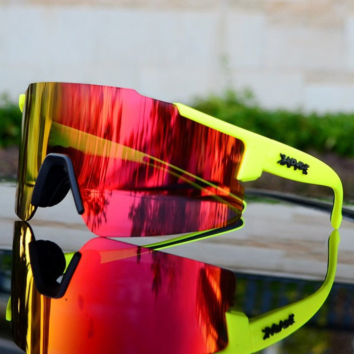 Spejlreflekterende cykelsolbriller til sport, UV-beskyttelse, aerodynamiske, klart syn, reflekterende glas, sideansigt.