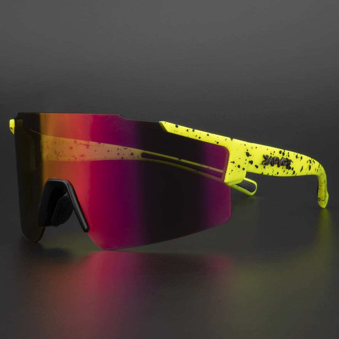 Spejlreflekterende cykelsolbriller til sport, UV-beskyttelse, aerodynamiske, klart syn, reflekterende glas, sideansigt.