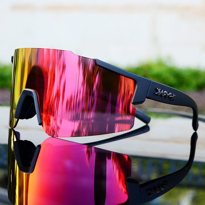 Spejlreflekterende cykelsolbriller til sport, UV-beskyttelse, aerodynamiske, klart syn, reflekterende glas, sideansigt.