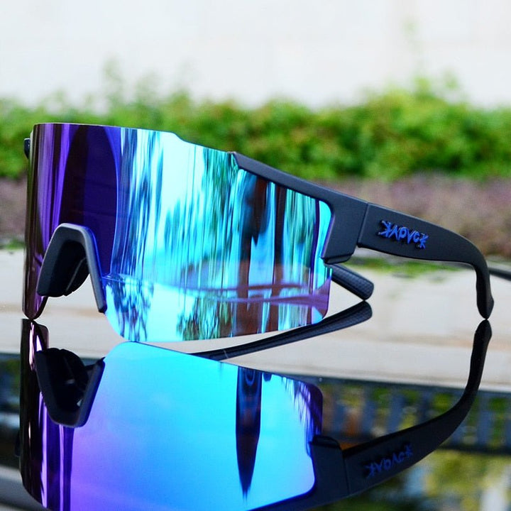 Spejlreflekterende cykelsolbriller til sport, UV-beskyttelse, aerodynamiske, klart syn, reflekterende glas, sideansigt.