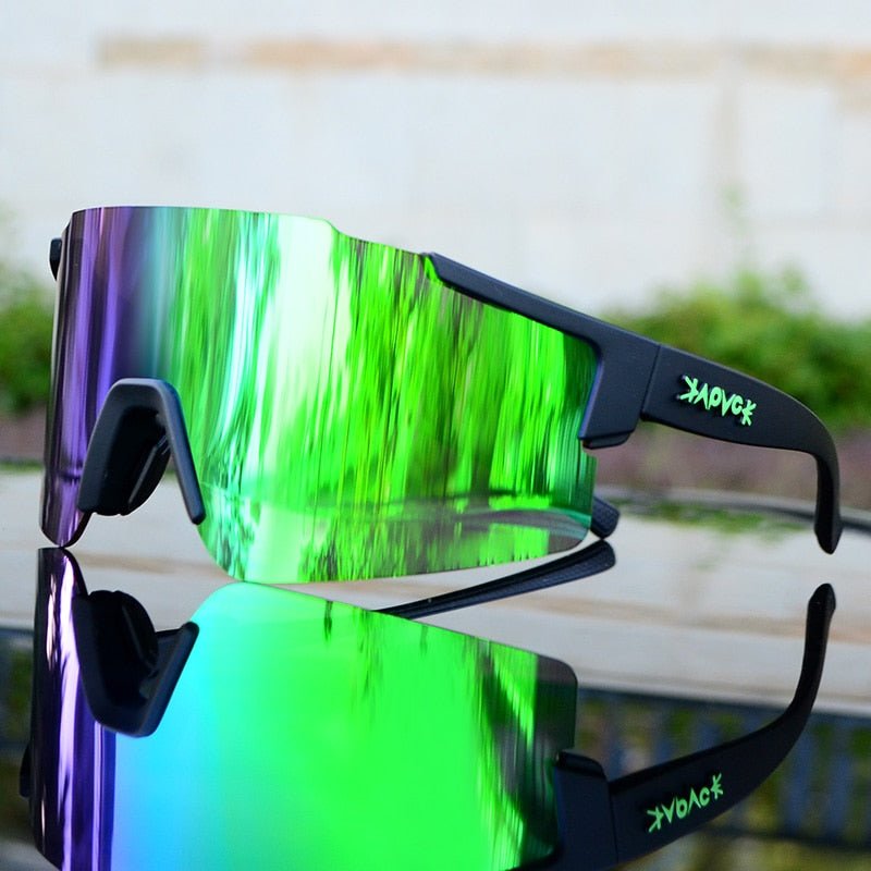 Spejlreflekterende cykelsolbriller til sport, UV-beskyttelse, aerodynamiske, klart syn, reflekterende glas, sideansigt.