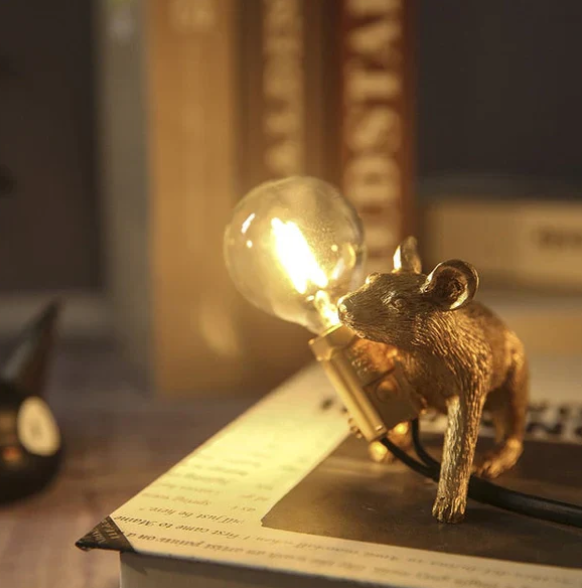 Legesyg mus-bordlampe af høj kvalitet, hyggeligt varmt lys, kunstnerisk højdepunkt til ethvert hjem.