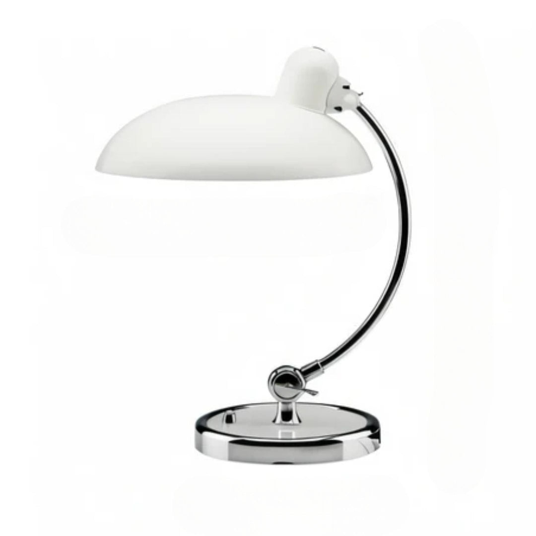 Justerbar bordlampe i jern med retrodesign og industriel stil, giver varmt lys til skrivebord eller læsehjørne.