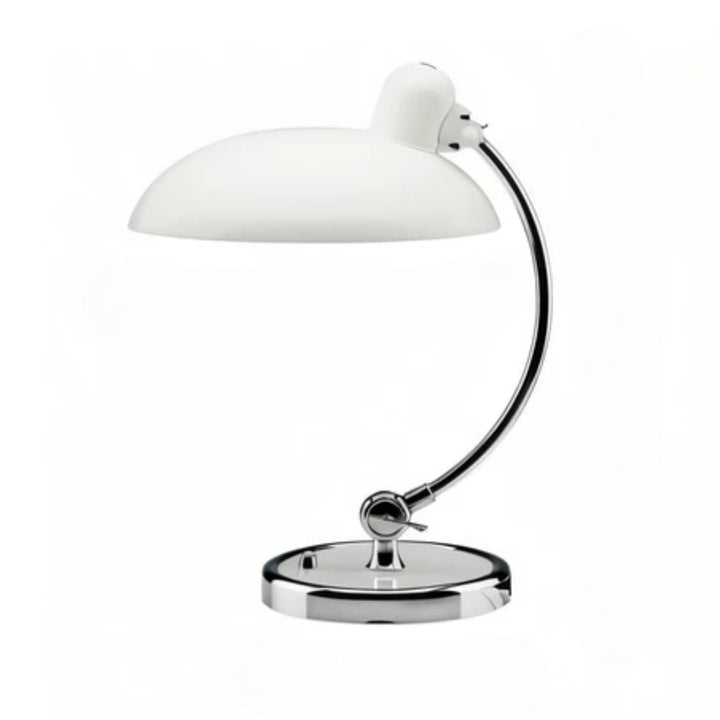 Justerbar bordlampe i jern med retrodesign og industriel stil, giver varmt lys til skrivebord eller læsehjørne.