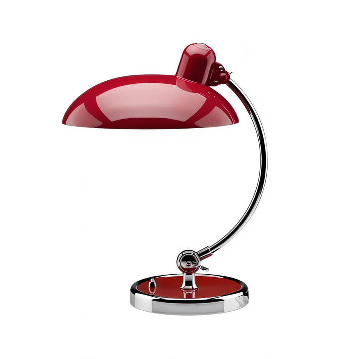 Justerbar bordlampe i jern med retrodesign og industriel stil, giver varmt lys til skrivebord eller læsehjørne.