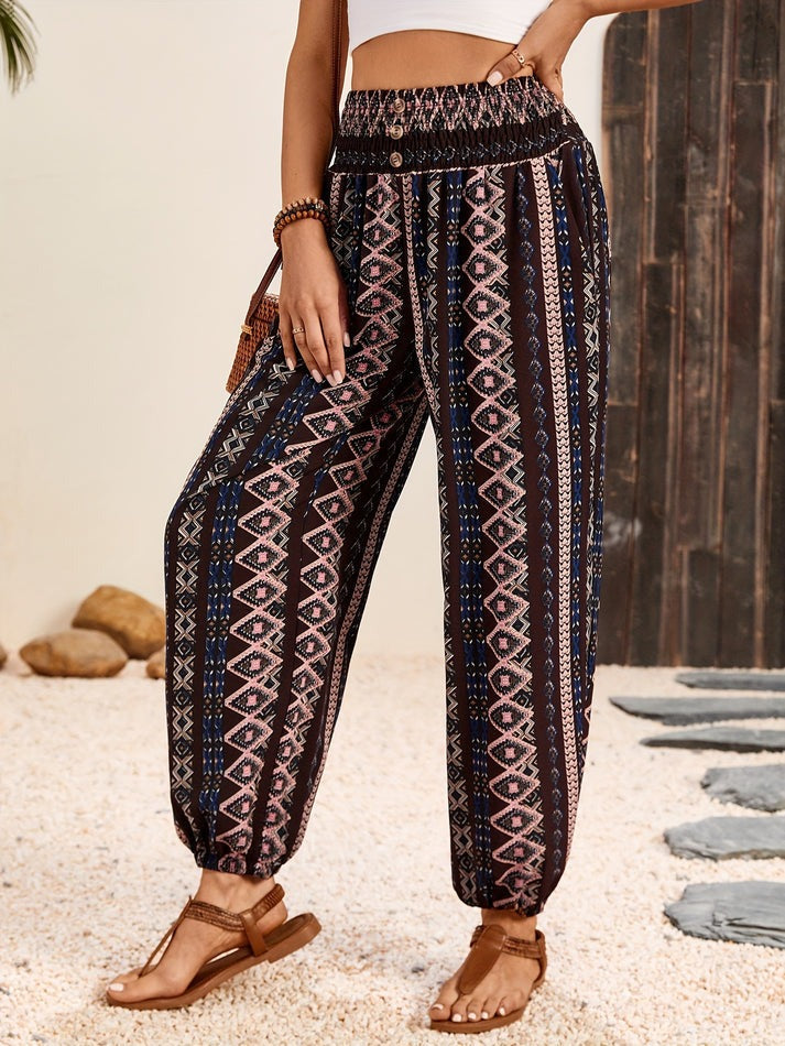Boho-chic kvindebukser med iøjnefaldende print og vida ben, der giver et stilfuldt og unikt look.