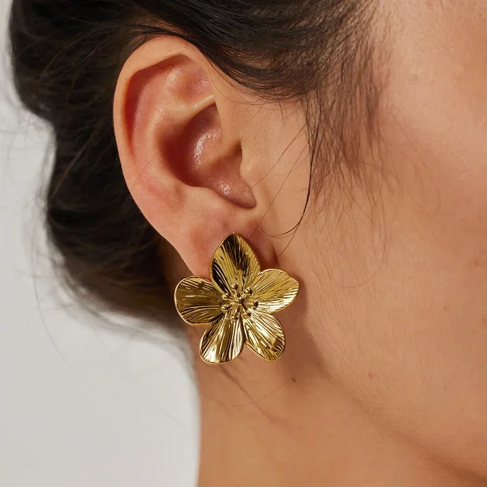 Vintage blomster ørestikker i guld til kvinder. Elegante guldsmykker med tidløst design.