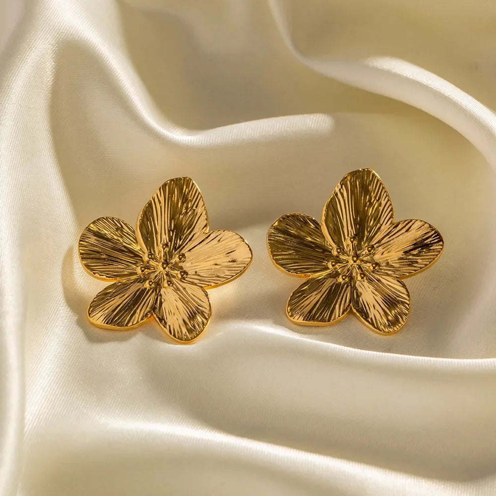 Elegante guld ørestikker med vintage blomstermotiv. Perfekt til fest og kvinder, der elsker smykker.