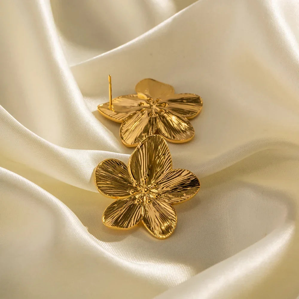 Detailbillede af smukke vintage blomster ørestikker i guld. Tidløs elegance for kvinder.